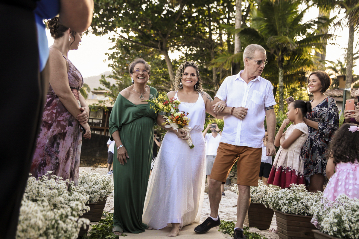 Casamento Thais e Ricardo. Praia das Toninhas, Ubatuba. Entrada da noiva. #taricaimperio