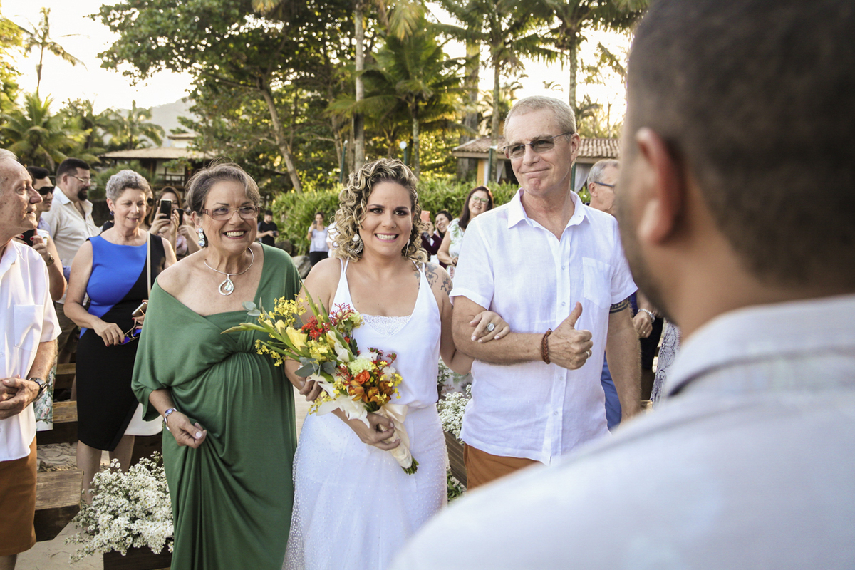 Casamento Thais e Ricardo. Praia das Toninhas, Ubatuba. Entrada da noiva. #taricaimperio