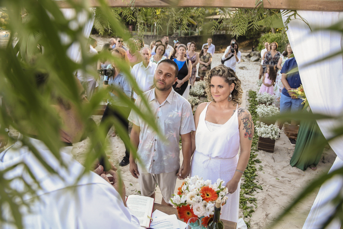 Casamento Thais e Ricardo. Praia das Toninhas, Ubatuba. Cerimônia de casamento na praia. #taricaimperio