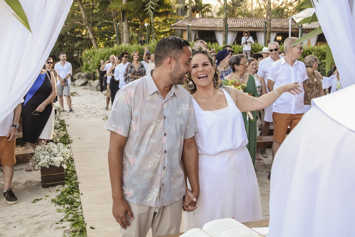 Casamento Thais e Ricardo. Praia das Toninhas, Ubatuba. Cerimônia de casamento na praia. #taricaimperio