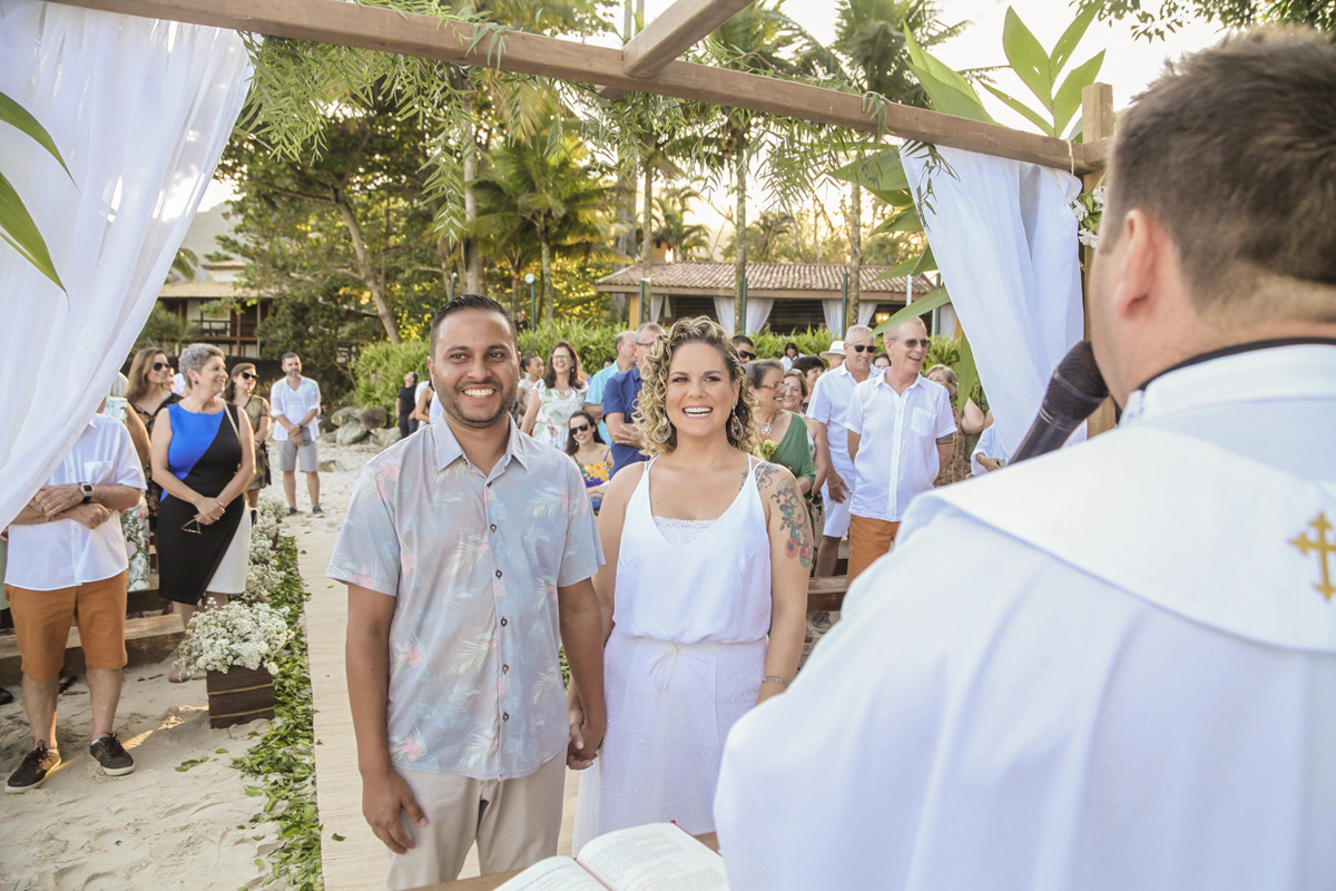 Casamento Thais e Ricardo. Praia das Toninhas, Ubatuba. Cerimônia de casamento na praia. #taricaimperio