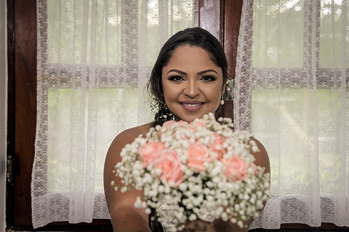 Casamento na praia das Toninhas, em Ubatuba, no espaço Uluar, Ubatuba. Making off noiva. Bouquet