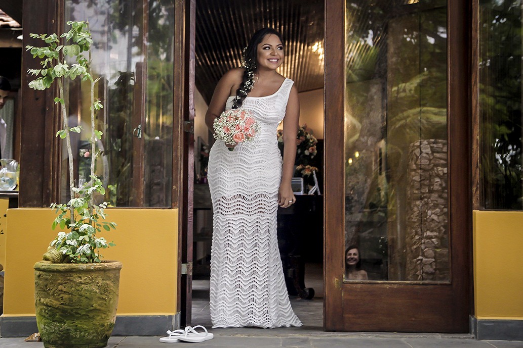 Casamento na praia das Toninhas, em Ubatuba, no espaço Uluar, Ubatuba. Noiva minutos antes de entrar na cerimônia