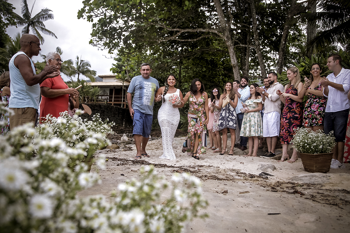 Casamento na praia das Toninhas, em Ubatuba, no espaço Uluar, Ubatuba. Entarda da noiva.