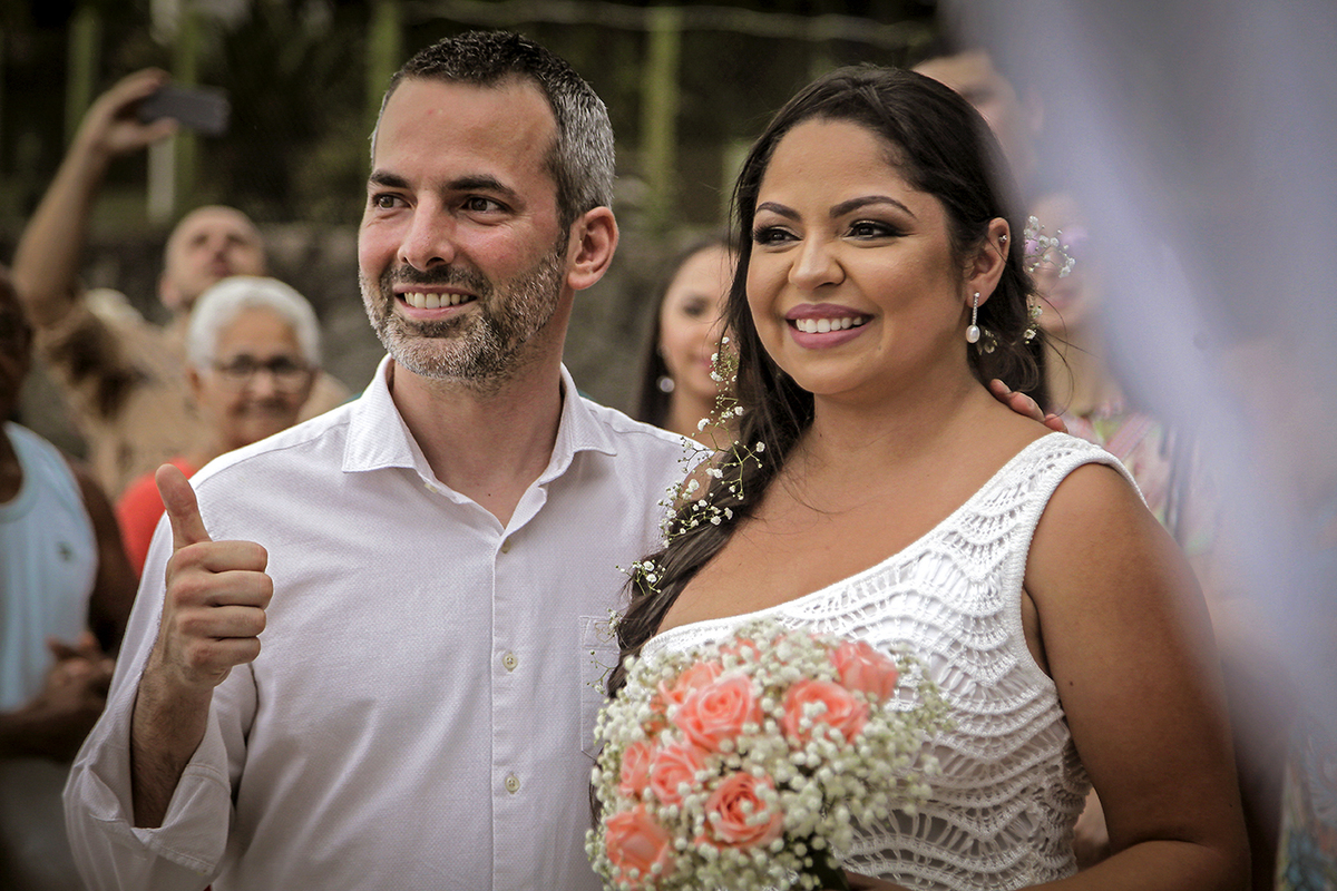 Casamento na praia das Toninhas, em Ubatuba, no espaço Uluar, Ubatuba. Cerimônia. Emoção do noivo.