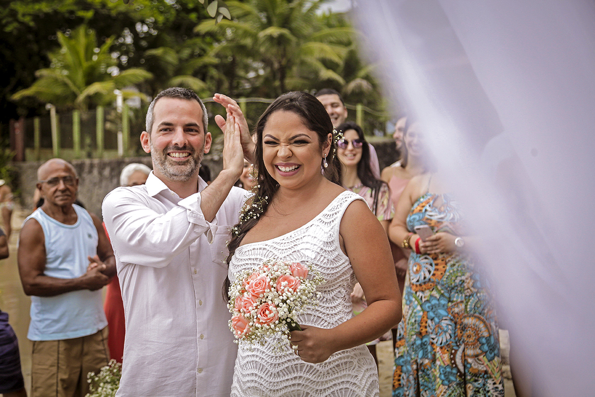 Casamento na praia das Toninhas, em Ubatuba, no espaço Uluar, Ubatuba. Cerimônia. Emoção do noivo.