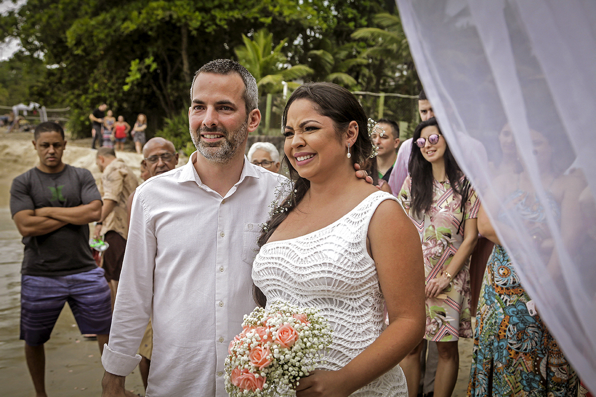 Casamento na praia das Toninhas, em Ubatuba, no espaço Uluar, Ubatuba. Cerimônia. Emoção.