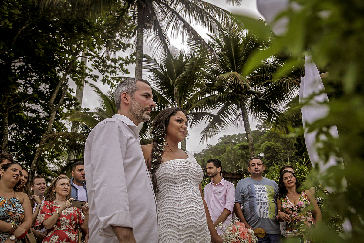 Casamento na praia das Toninhas, em Ubatuba, no espaço Uluar, Ubatuba. Cerimônia. Emoção.