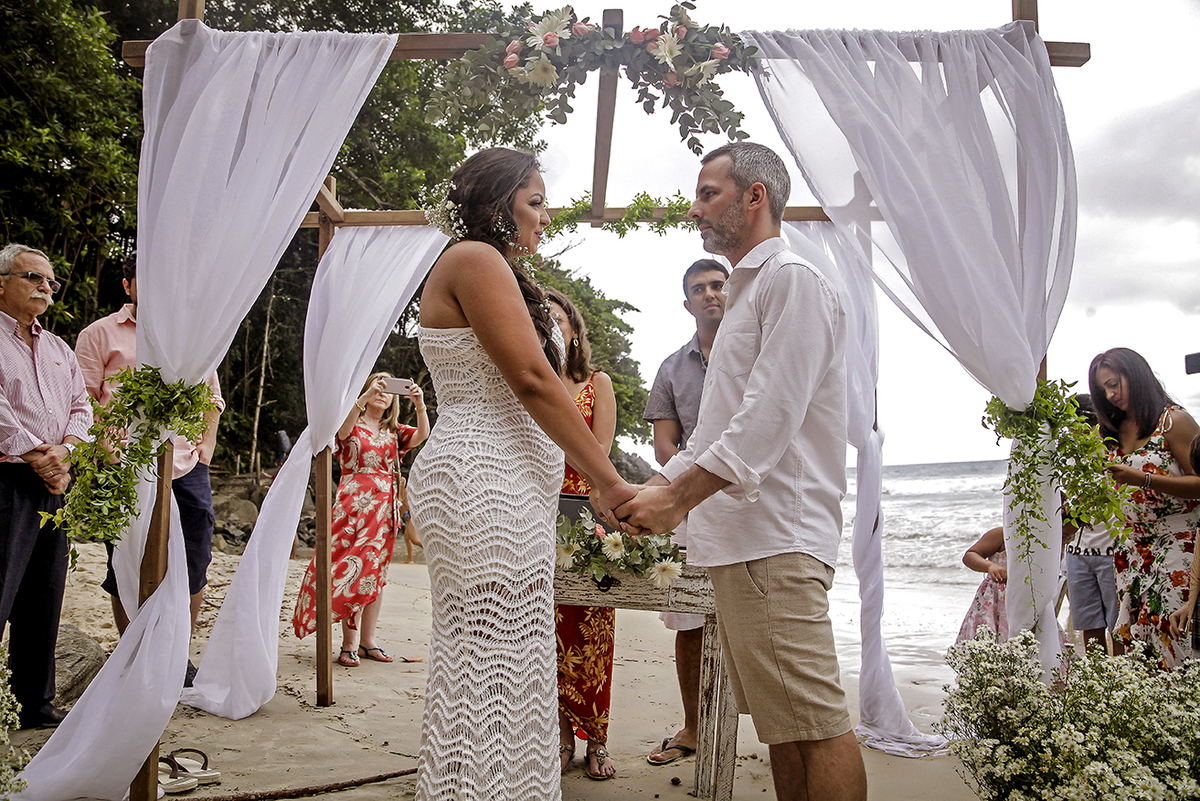 Casamento na praia das Toninhas, em Ubatuba, no espaço Uluar, Ubatuba. Cerimônia. Emoção.