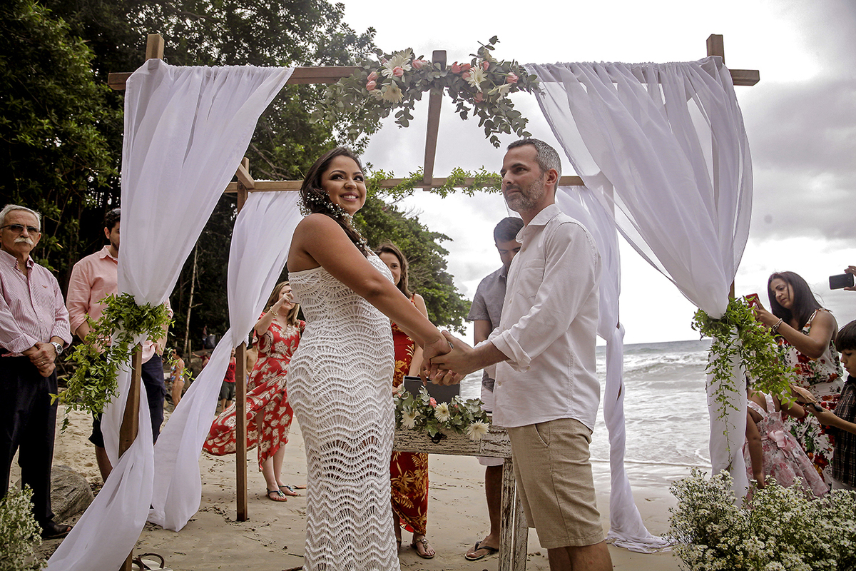 Casamento na praia das Toninhas, em Ubatuba, no espaço Uluar, Ubatuba. Cerimônia. Emoção.