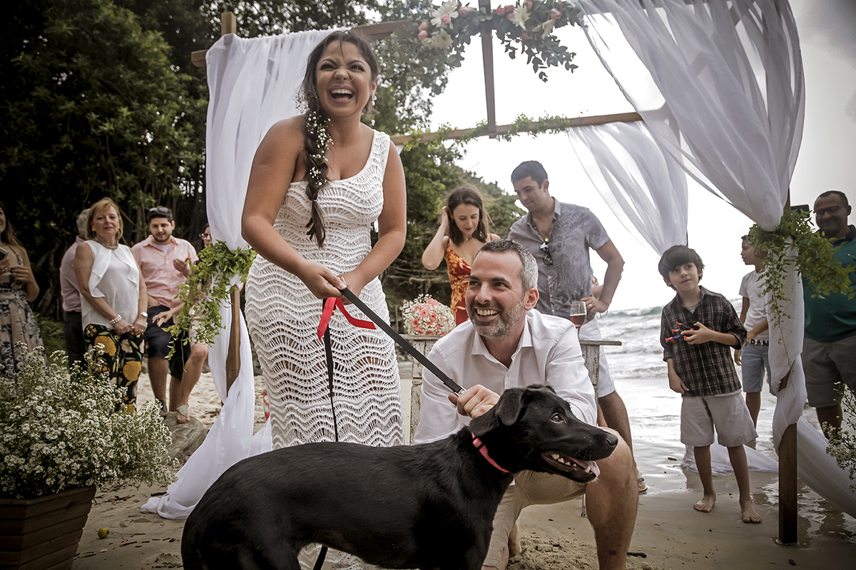 Casamento na praia das Toninhas, em Ubatuba, no espaço Uluar, Ubatuba. Pets na cerimônia. Emoção.