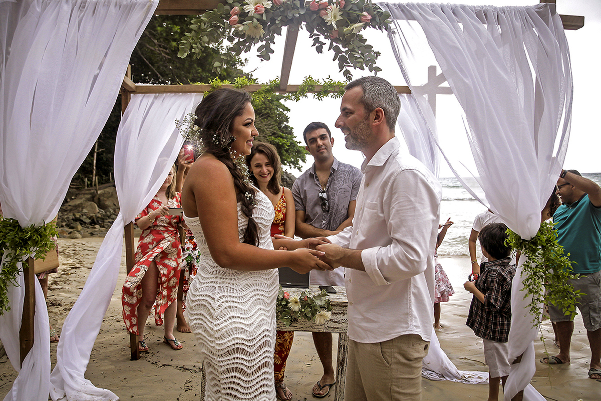 Casamento na praia das Toninhas, em Ubatuba, no espaço Uluar, Ubatuba. Cerimônia. Emoção.