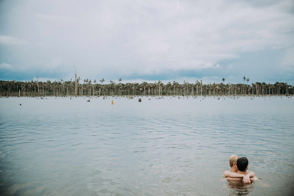 Ensaio de casal Xodozinho Retratos, pré casamento Xodozinho, casamento em Palmas, Xodozinhos retratos fotos de casamento, Fotografia pre casamento Karina e Pedro, ensaio dentro do lago