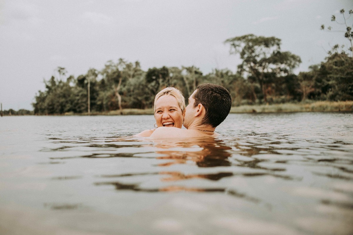 Ensaio de casal Xodozinho Retratos, pré casamento Xodozinho, casamento em Palmas, Xodozinhos retratos fotos de casamento, Fotografia pre casamento Karina e Pedro, ensaio dentro do lago