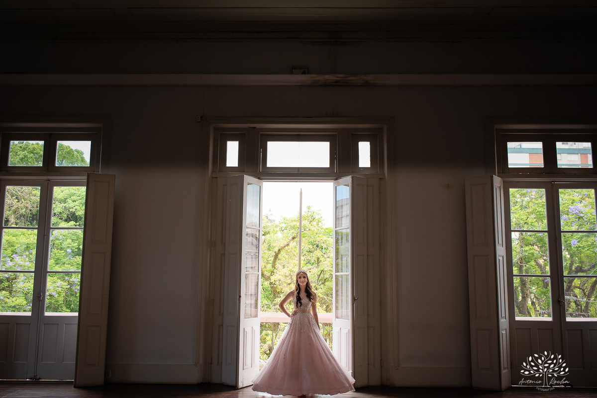Julia - Julia 15 anos - 15 Anos - Quinze Anos - Ensaio Externo - Debutante - Biblioteca Pública de Pelotas - Porto de Pelotas - Parque Una- Família - Luz - Antonio Rocha Fotografias - Antonio Rocha - @antoniorochafotografias 