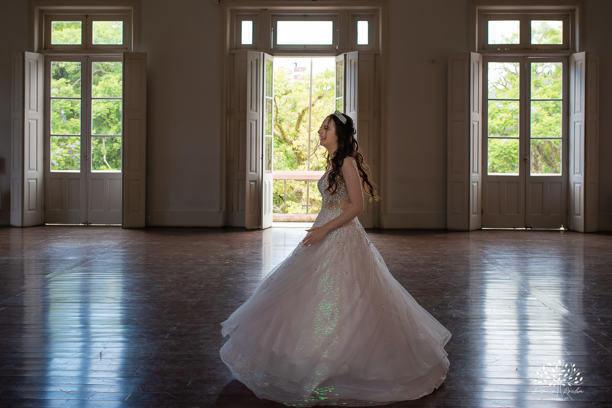 Julia - Julia 15 anos - 15 Anos - Quinze Anos - Ensaio Externo - Debutante - Biblioteca Pública de Pelotas - Porto de Pelotas - Parque Una- Família - Luz - Antonio Rocha Fotografias - Antonio Rocha - @antoniorochafotografias 