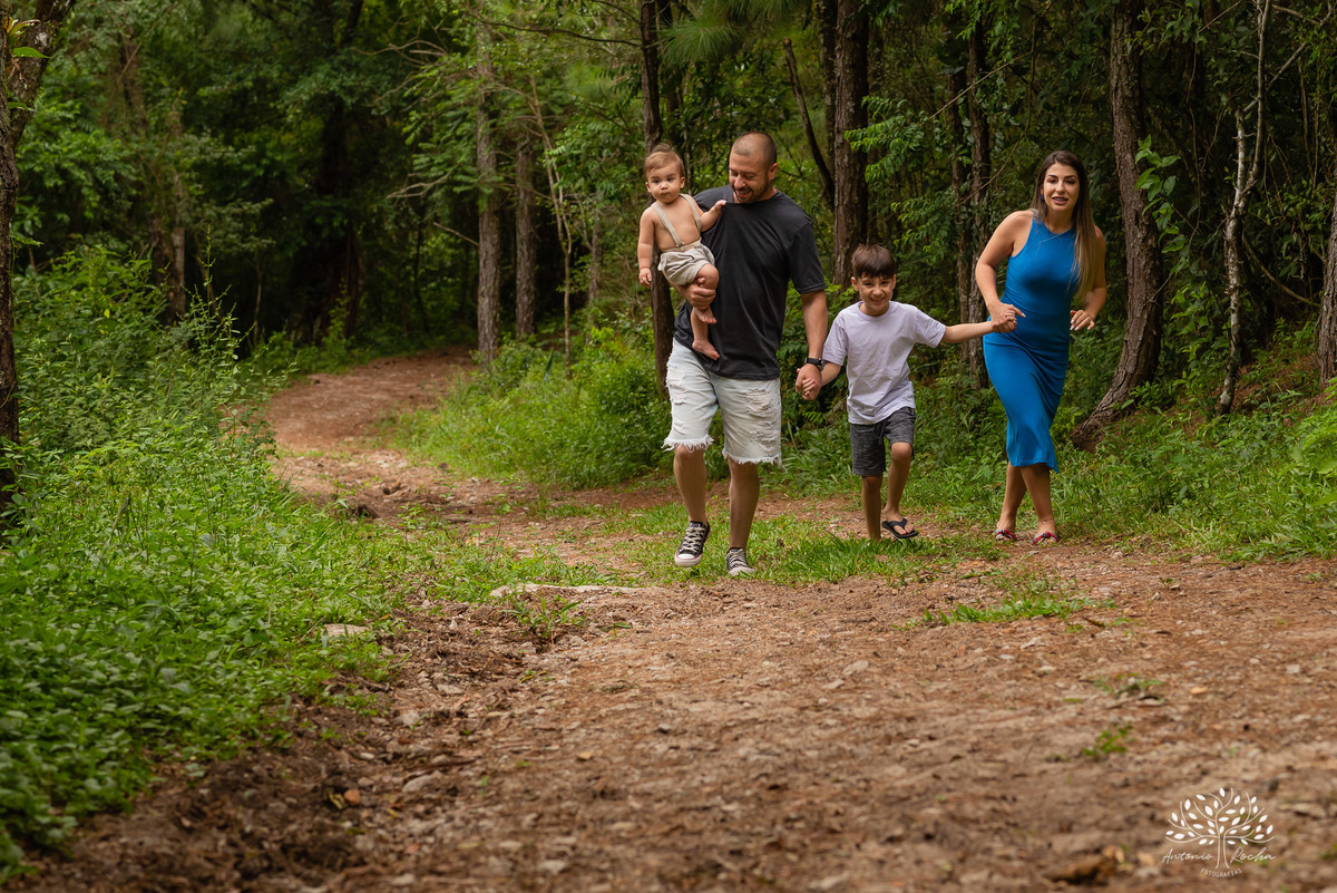 Theo – Smash The Cake – Ensaio Lindo – Ensaio Família – Parque Stone Land – Diversão – Amor – Família – Vida – Felicidade – Aprendizado – Bolo Azul – Smurph – Fotografia de Família – Ensaio – Juntos – Quarteto – Infantil – Antonio Rocha Fotografias