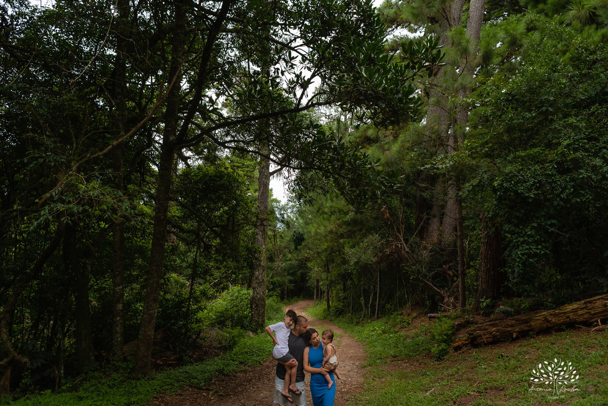 Theo – Smash The Cake – Ensaio Lindo – Ensaio Família – Parque Stone Land – Diversão – Amor – Família – Vida – Felicidade – Aprendizado – Bolo Azul – Smurph – Fotografia de Família – Ensaio – Juntos – Quarteto – Infantil – Antonio Rocha Fotografias