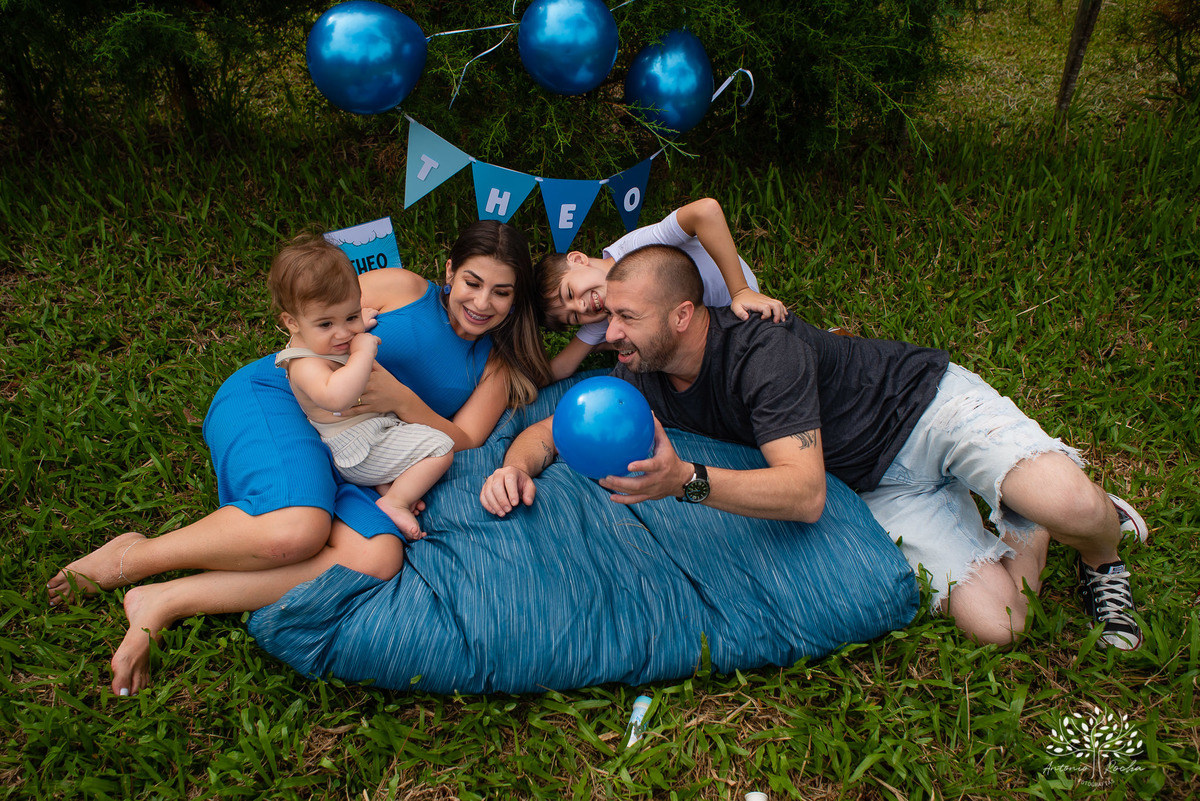 Theo – Smash The Cake – Ensaio Lindo – Ensaio Família – Parque Stone Land – Diversão – Amor – Família – Vida – Felicidade – Aprendizado – Bolo Azul – Smurph – Fotografia de Família – Ensaio – Juntos – Quarteto – Infantil – Antonio Rocha Fotografias