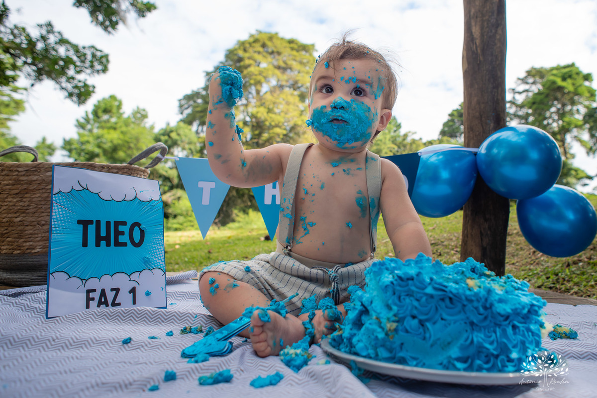 Theo – Smash The Cake – Ensaio Lindo – Ensaio Família – Parque Stone Land – Diversão – Amor – Família – Vida – Felicidade – Aprendizado – Bolo Azul – Smurph – Fotografia de Família – Ensaio – Juntos – Quarteto – Infantil – Antonio Rocha Fotografias