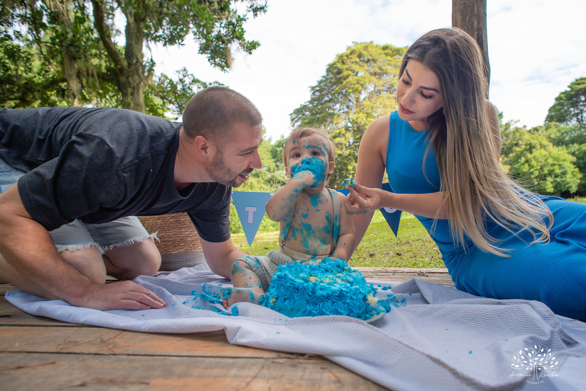 Theo – Smash The Cake – Ensaio Lindo – Ensaio Família – Parque Stone Land – Diversão – Amor – Família – Vida – Felicidade – Aprendizado – Bolo Azul – Smurph – Fotografia de Família – Ensaio – Juntos – Quarteto – Infantil – Antonio Rocha Fotografias