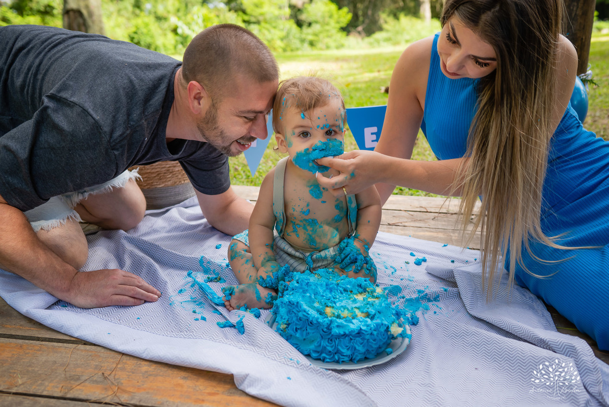 Theo – Smash The Cake – Ensaio Lindo – Ensaio Família – Parque Stone Land – Diversão – Amor – Família – Vida – Felicidade – Aprendizado – Bolo Azul – Smurph – Fotografia de Família – Ensaio – Juntos – Quarteto – Infantil – Antonio Rocha Fotografias