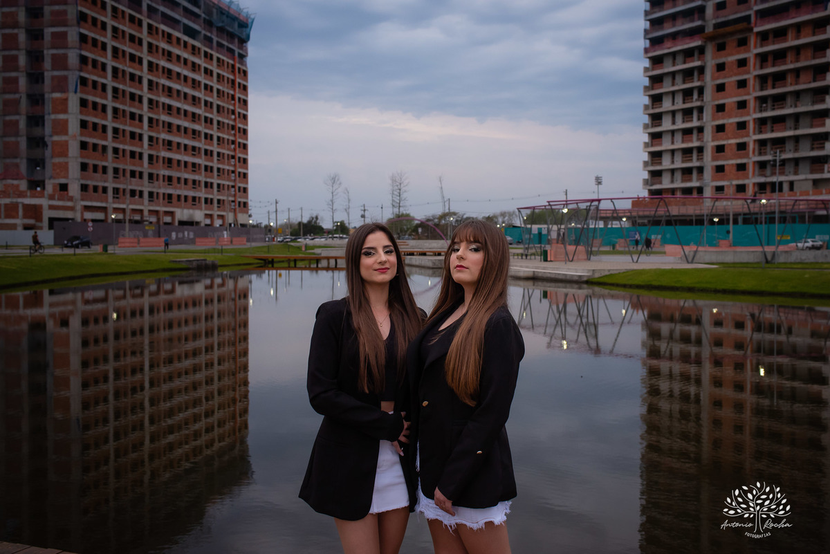 Erika – Isadora – Erika e Isadora 15 Anos – Ensaio – Ensaio Debutante – Pelotas – Biblioteca – Teatro – Parque Una – Felicidade – Foto Premiada – Gêmeas – Fotografia de Família – Debutante – Por do Sol – Bailarinas – Dança – Antonio Rocha Fotografias