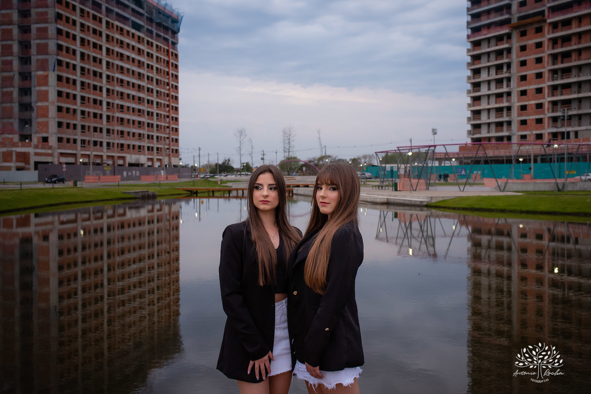 Erika – Isadora – Erika e Isadora 15 Anos – Ensaio – Ensaio Debutante – Pelotas – Biblioteca – Teatro – Parque Una – Felicidade – Foto Premiada – Gêmeas – Fotografia de Família – Debutante – Por do Sol – Bailarinas – Dança – Antonio Rocha Fotografias