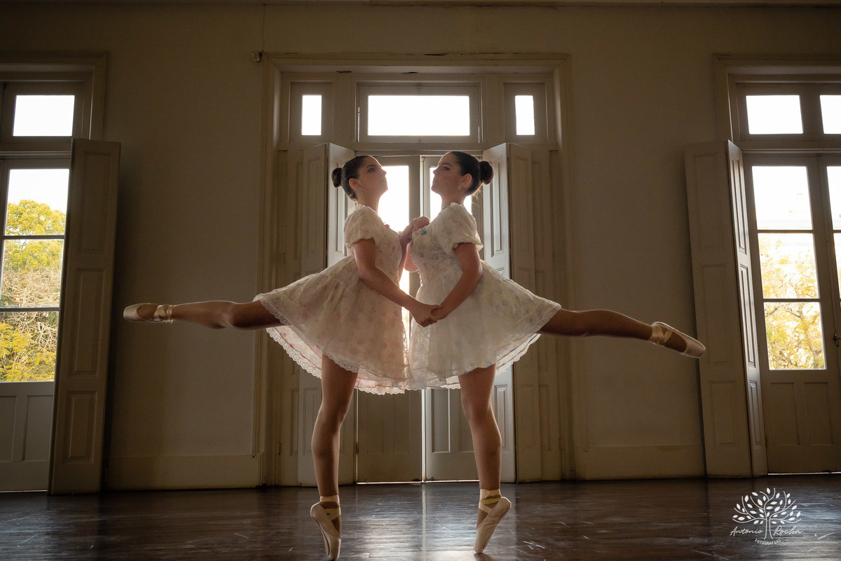 Erika – Isadora – Erika e Isadora 15 Anos – Ensaio – Ensaio Debutante – Pelotas – Biblioteca – Teatro – Parque Una – Felicidade – Foto Premiada – Gêmeas – Fotografia de Família – Debutante – Por do Sol – Bailarinas – Dança – Antonio Rocha Fotografias