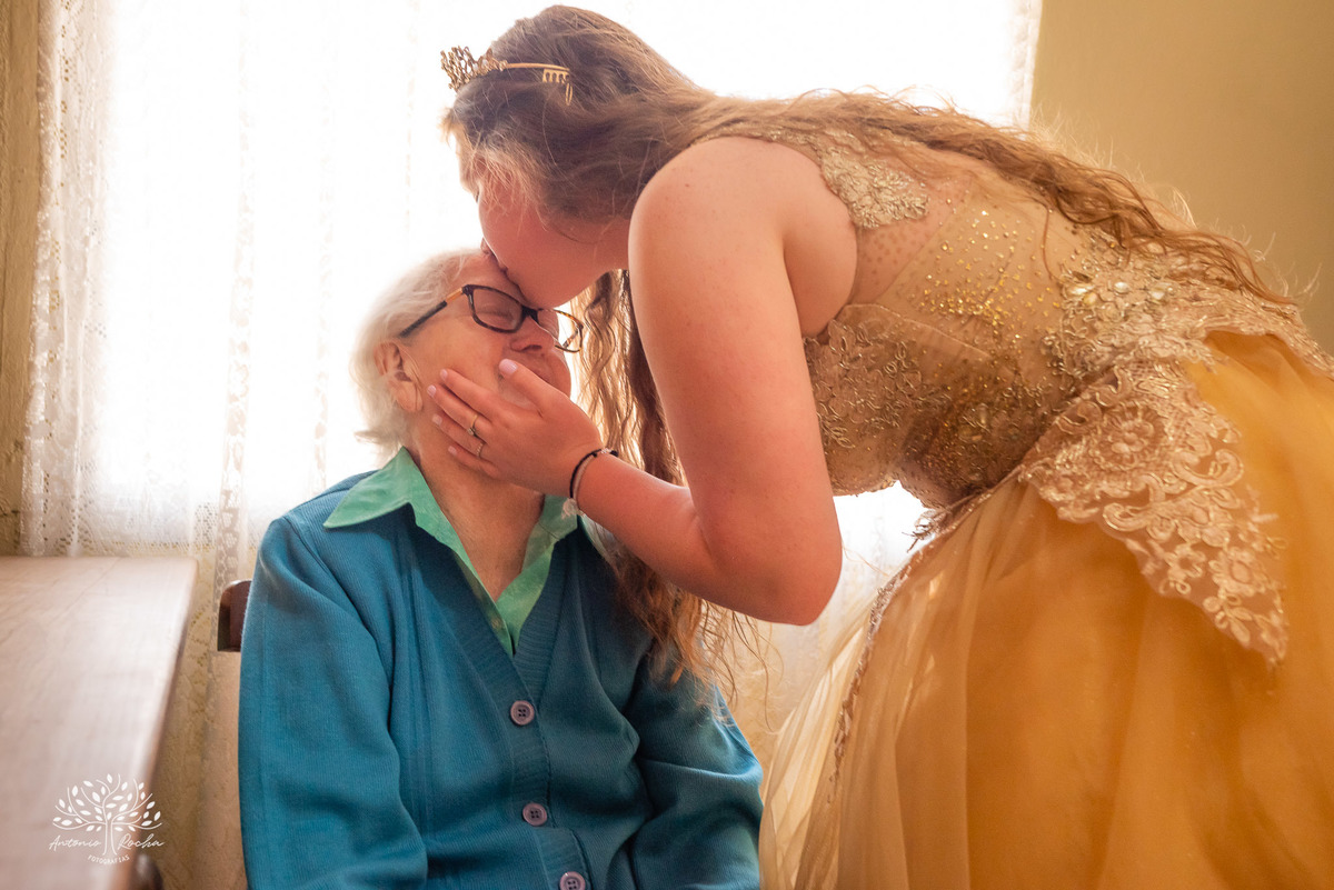 Júlia – Júlia 15 Anos – Ensaio – Ensaio Debutante – Chácara da Família Fiss – Debutante – Campo – Felicidade – Foto Premiada – Livro – Fotografia de Família – Debutante – Pôr do Sol – Vestido – Dourado – Antonio Rocha Fotografias – Pelotas – Linda – Sarda