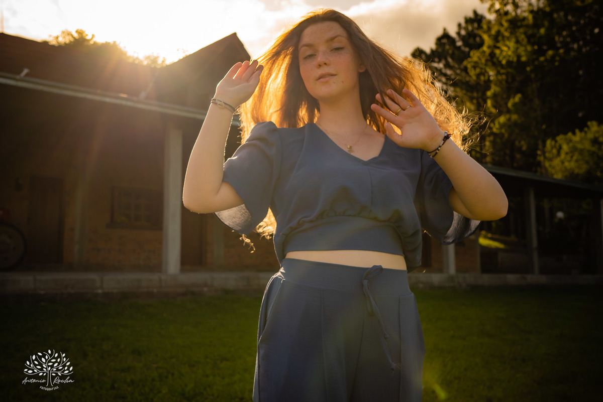 Júlia – Júlia 15 Anos – Ensaio – Ensaio Debutante – Chácara da Família Fiss – Debutante – Campo – Felicidade – Foto Premiada – Livro – Fotografia de Família – Debutante – Pôr do Sol – Vestido – Dourado – Antonio Rocha Fotografias – Pelotas – Linda – Sarda