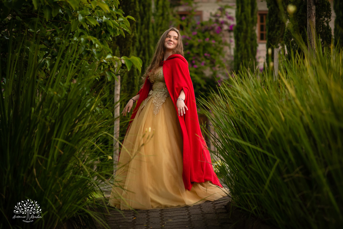 Júlia – Júlia 15 Anos – Ensaio – Ensaio Debutante – Chácara da Família Fiss – Debutante – Campo – Felicidade – Foto Premiada – Livro – Fotografia de Família – Debutante – Pôr do Sol – Vestido – Dourado – Antonio Rocha Fotografias – Pelotas – Linda – Sarda