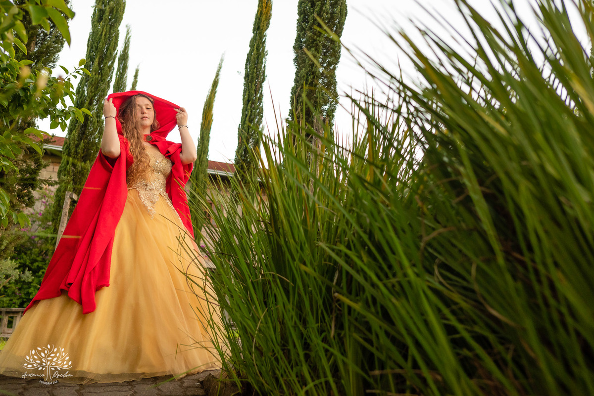 Júlia – Júlia 15 Anos – Ensaio – Ensaio Debutante – Chácara da Família Fiss – Debutante – Campo – Felicidade – Foto Premiada – Livro – Fotografia de Família – Debutante – Pôr do Sol – Vestido – Dourado – Antonio Rocha Fotografias – Pelotas – Linda – Sarda