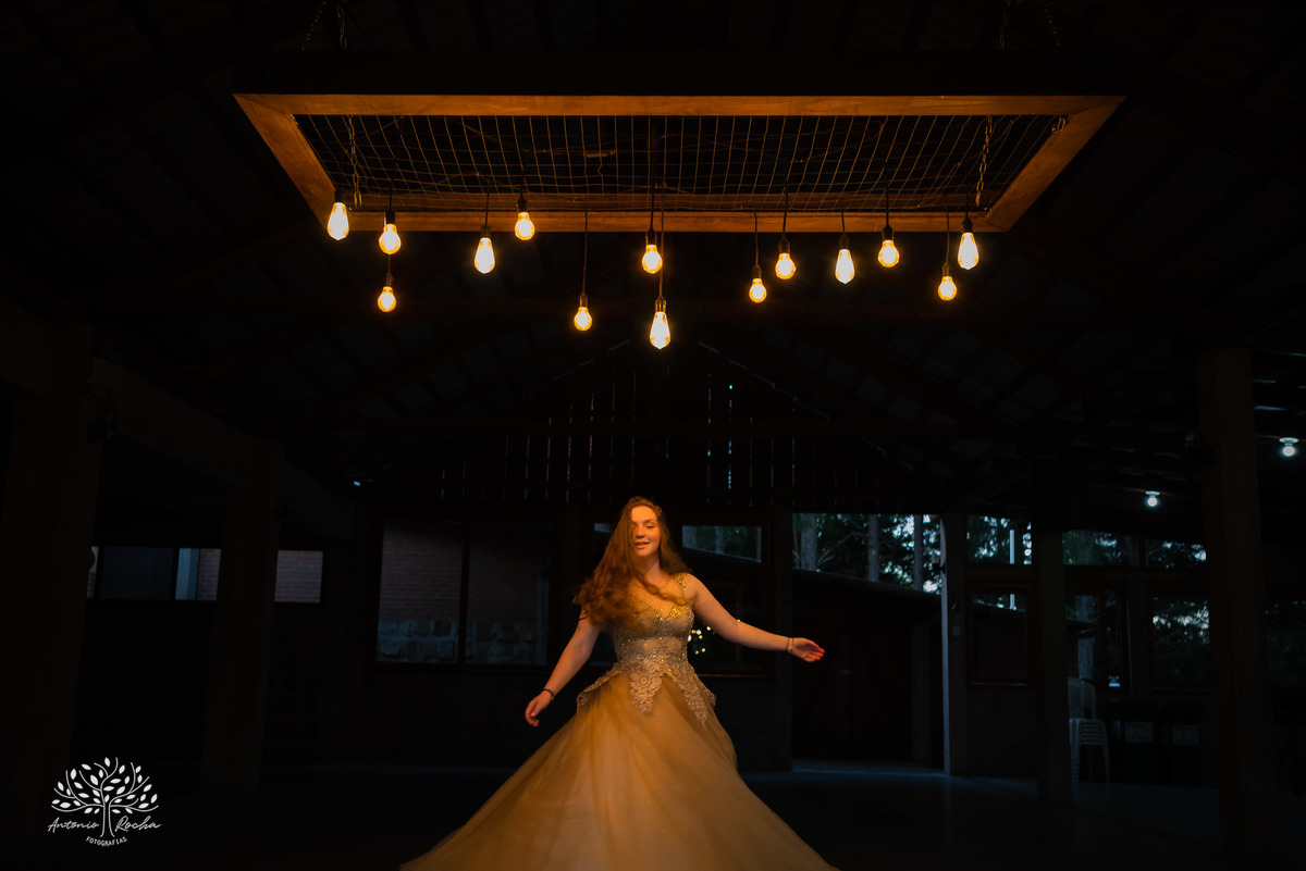 Júlia – Júlia 15 Anos – Ensaio – Ensaio Debutante – Chácara da Família Fiss – Debutante – Campo – Felicidade – Foto Premiada – Livro – Fotografia de Família – Debutante – Pôr do Sol – Vestido – Dourado – Antonio Rocha Fotografias – Pelotas – Linda – Sarda