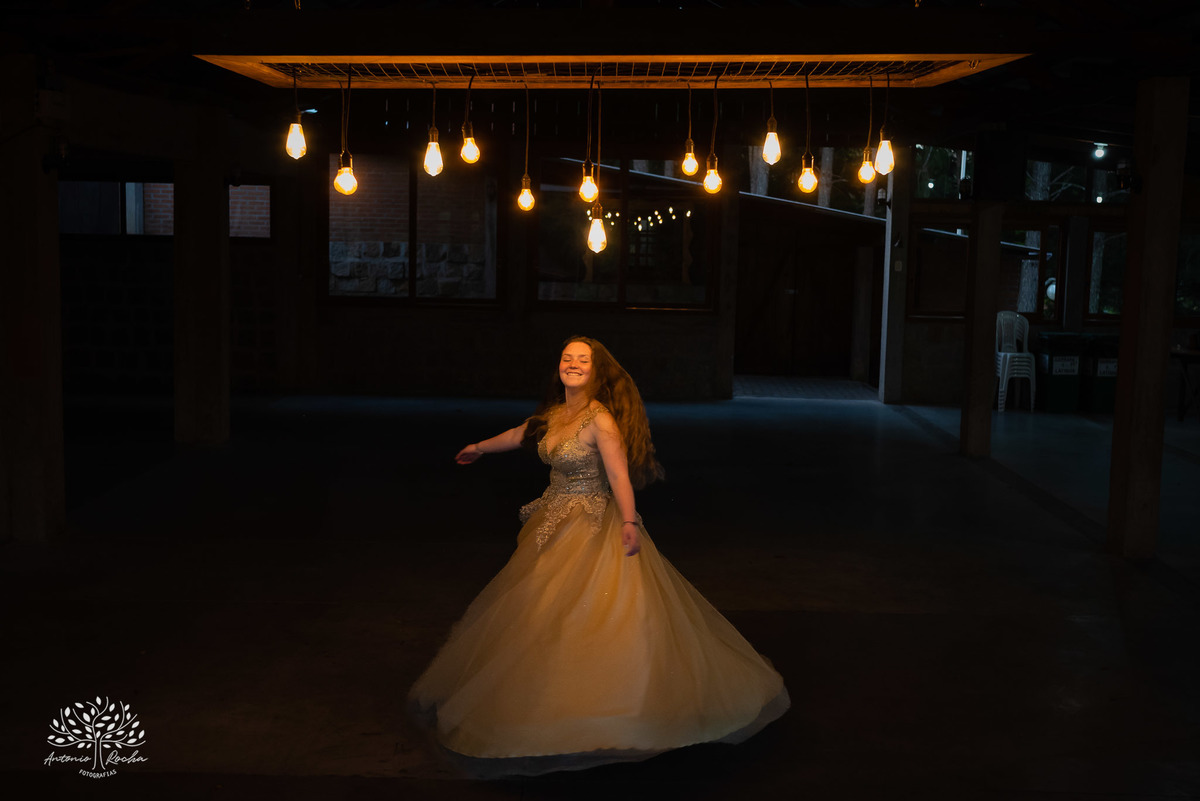 Júlia – Júlia 15 Anos – Ensaio – Ensaio Debutante – Chácara da Família Fiss – Debutante – Campo – Felicidade – Foto Premiada – Livro – Fotografia de Família – Debutante – Pôr do Sol – Vestido – Dourado – Antonio Rocha Fotografias – Pelotas – Linda – Sarda