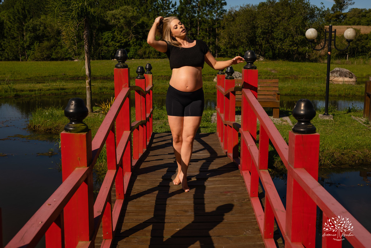 Natália – Tiago – Bento – Chácara da Família Fiss – Tarde de Sol – Campo – Gestante – Grávida – Ensaio Gestante – Felicidade – Amor – Menino – Vida – Dança – Pelotas – Campo – Natália + Tiago = Bento – Antonio Rocha Fotografias – Família Linda – Movimento