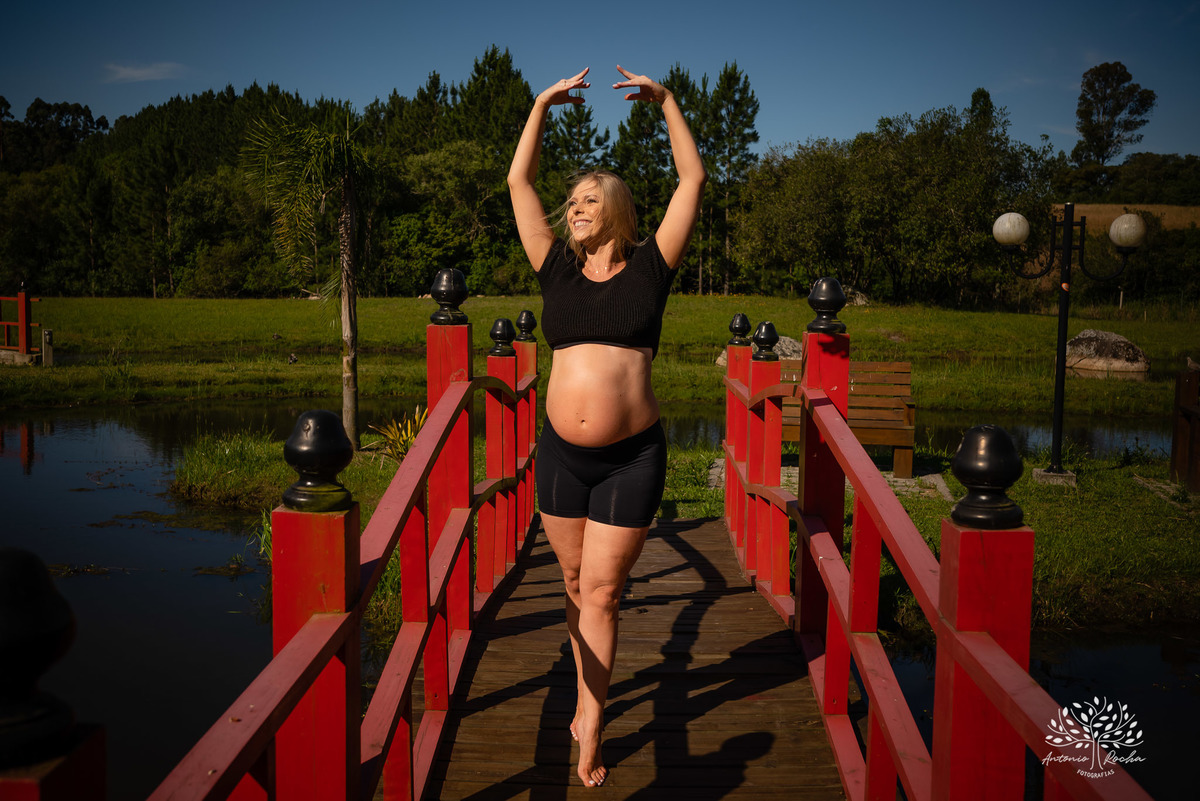 Natália – Tiago – Bento – Chácara da Família Fiss – Tarde de Sol – Campo – Gestante – Grávida – Ensaio Gestante – Felicidade – Amor – Menino – Vida – Dança – Pelotas – Campo – Natália + Tiago = Bento – Antonio Rocha Fotografias – Família Linda – Movimento