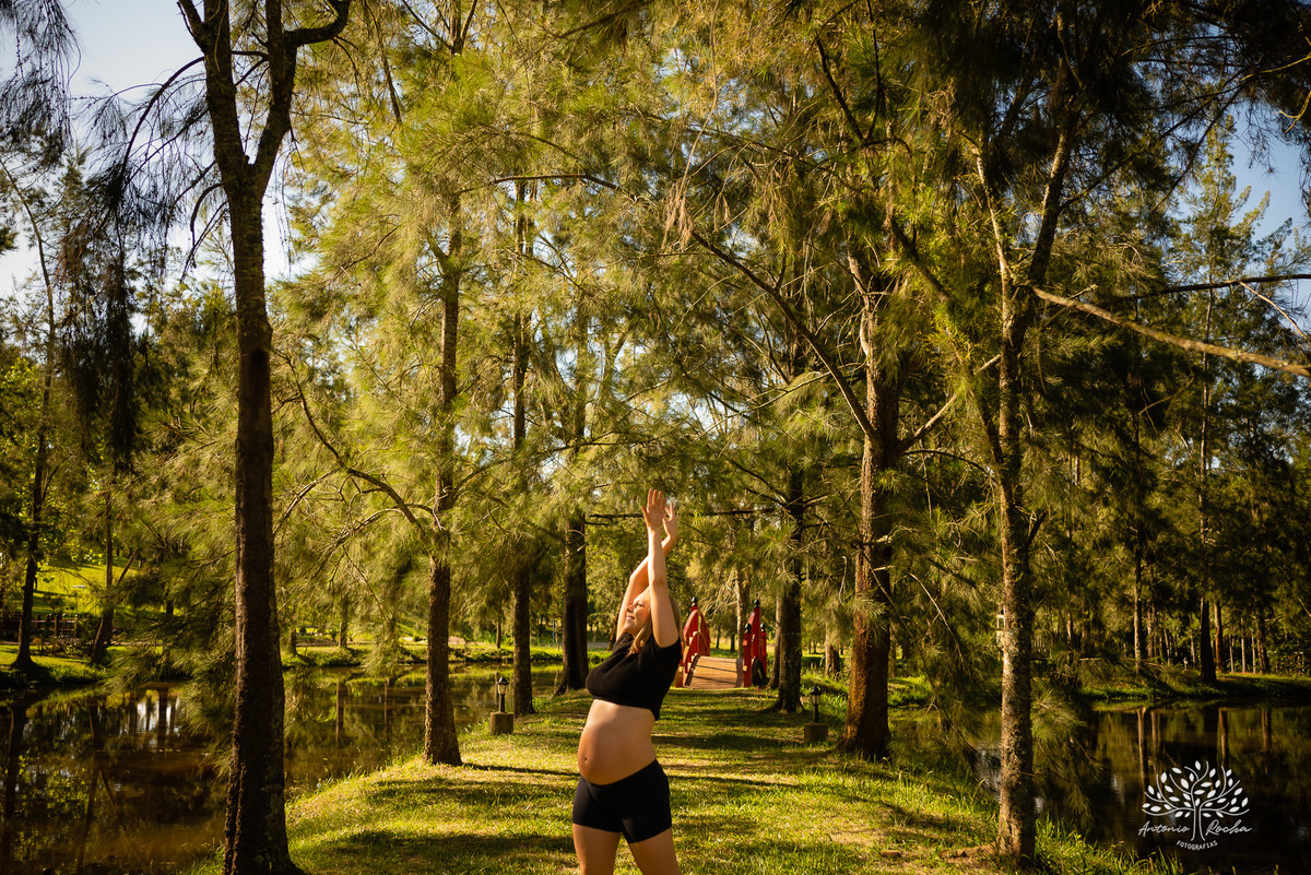 Natália – Tiago – Bento – Chácara da Família Fiss – Tarde de Sol – Campo – Gestante – Grávida – Ensaio Gestante – Felicidade – Amor – Menino – Vida – Dança – Pelotas – Campo – Natália + Tiago = Bento – Antonio Rocha Fotografias – Família Linda – Movimento