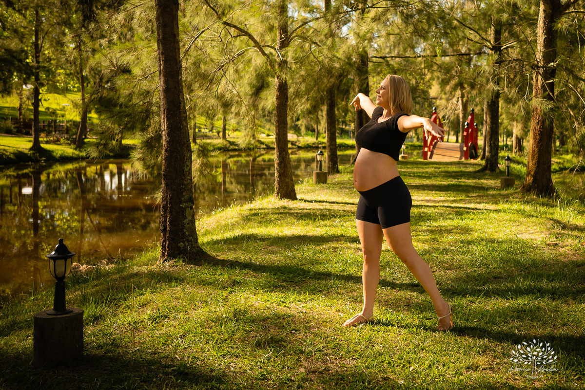 Natália – Tiago – Bento – Chácara da Família Fiss – Tarde de Sol – Campo – Gestante – Grávida – Ensaio Gestante – Felicidade – Amor – Menino – Vida – Dança – Pelotas – Campo – Natália + Tiago = Bento – Antonio Rocha Fotografias – Família Linda – Movimento