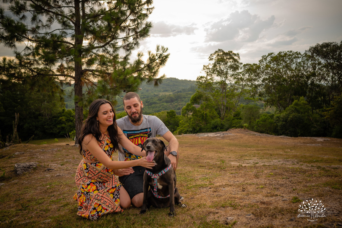 Paola – Matheus – Sophia – Parque Stone Land – Tarde de Sol – Campo – Gestante – Grávida – Ensaio Gestante – Felicidade – Amor – Menina – Vida – Pelotas – Rock n’Roll – Sophia = Paola + Matheus – Antonio Rocha Fotografias – Família Linda – Pets – Dogs
