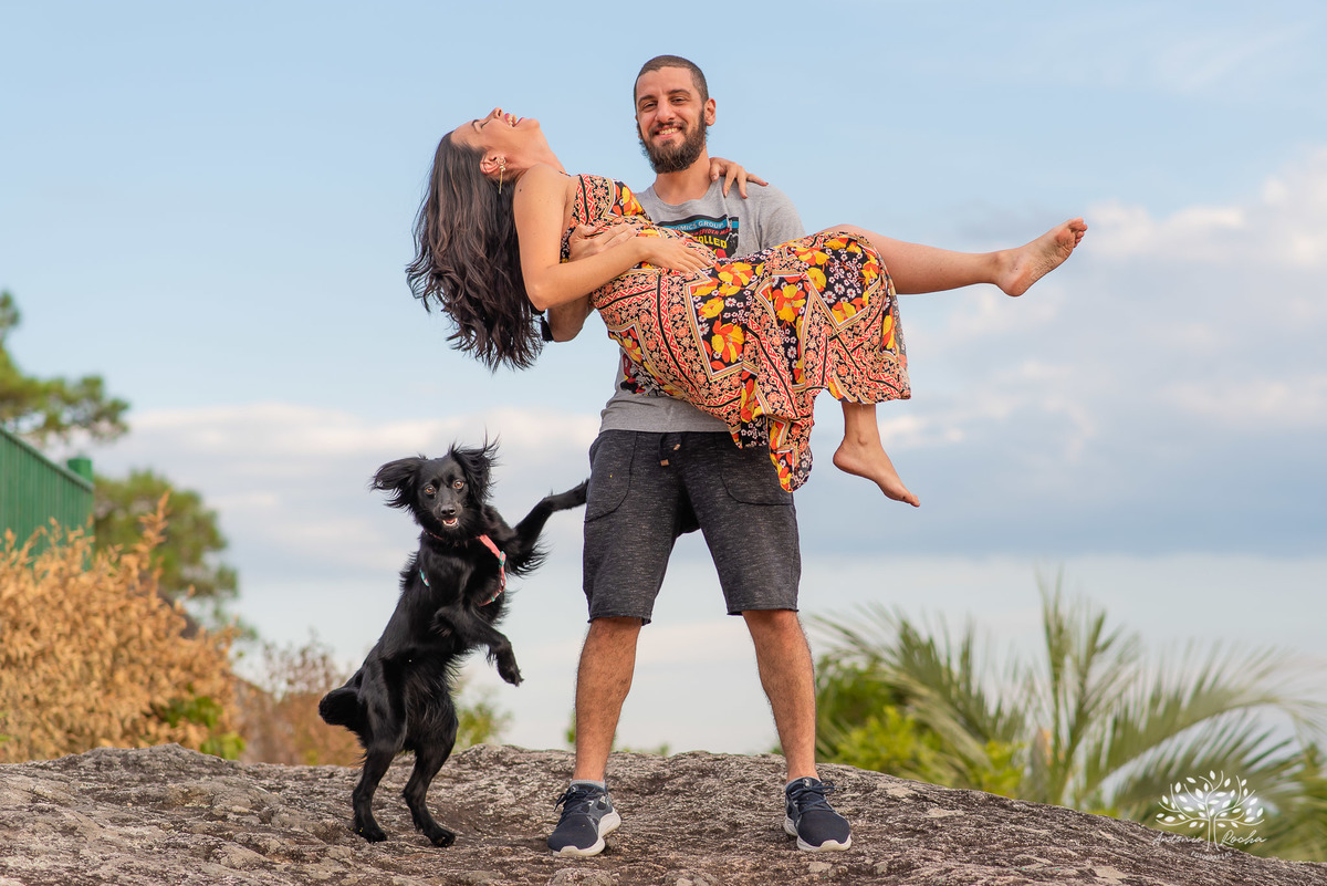 Paola – Matheus – Sophia – Parque Stone Land – Tarde de Sol – Campo – Gestante – Grávida – Ensaio Gestante – Felicidade – Amor – Menina – Vida – Pelotas – Rock n’Roll – Sophia = Paola + Matheus – Antonio Rocha Fotografias – Família Linda – Pets – Dogs