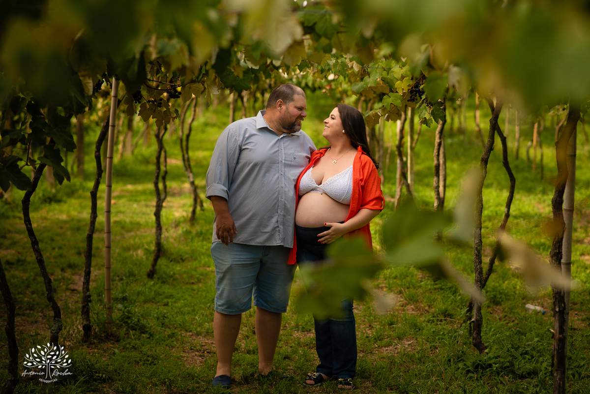 Fernanda – Robson – Joaquim – Caetano – Vinícola Nardello – Tarde de Sol – Campo – Gestante – Grávida – Ensaio Gestante – Felicidade – Amor – Menino – Vida – Pelotas – Quarteto – Fernanda + Robson = Joaquim e Caetano – Antonio Rocha Fotografias – Família 