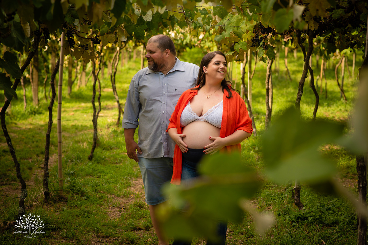 Fernanda – Robson – Joaquim – Caetano – Vinícola Nardello – Tarde de Sol – Campo – Gestante – Grávida – Ensaio Gestante – Felicidade – Amor – Menino – Vida – Pelotas – Quarteto – Fernanda + Robson = Joaquim e Caetano – Antonio Rocha Fotografias – Família 