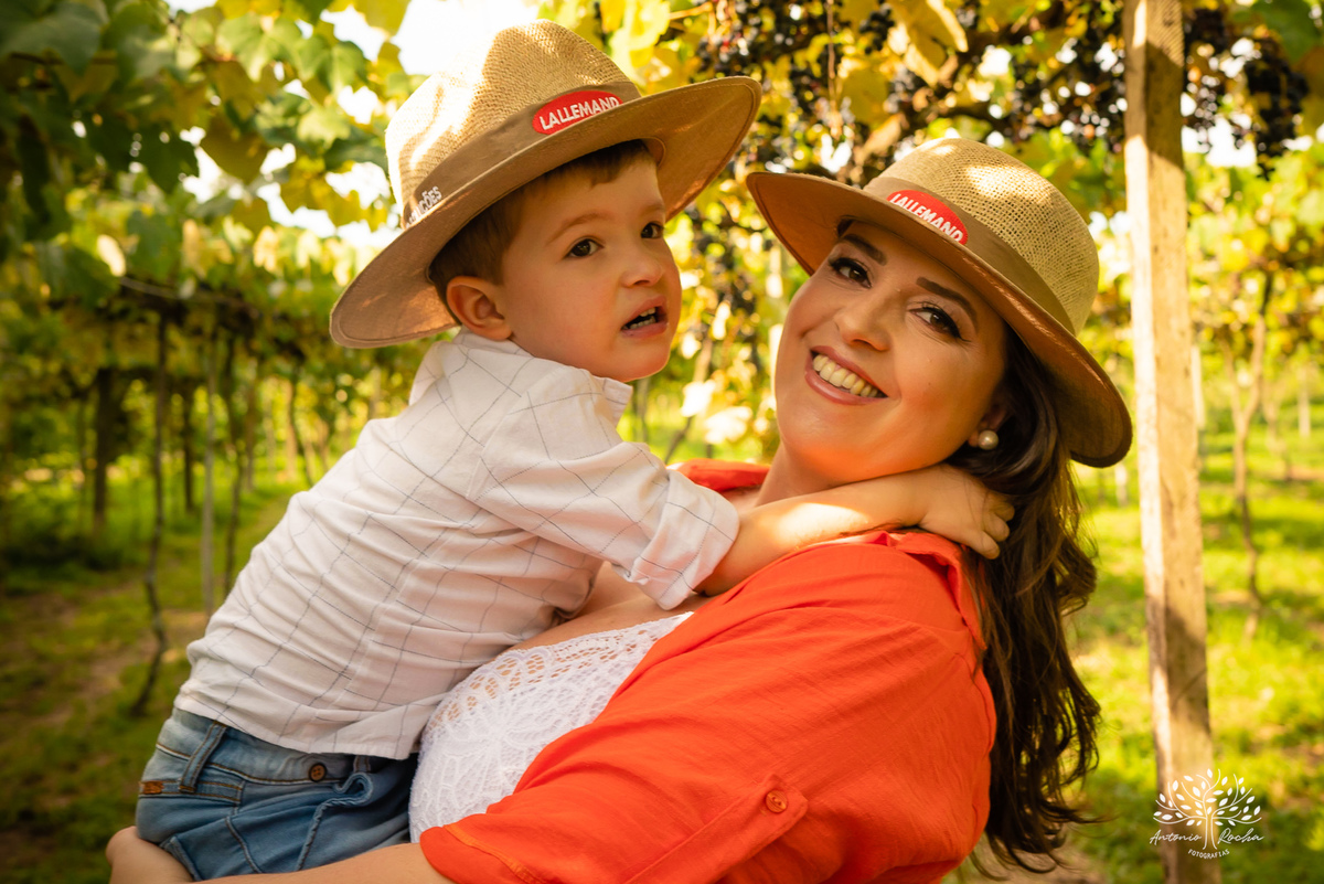 Fernanda – Robson – Joaquim – Caetano – Vinícola Nardello – Tarde de Sol – Campo – Gestante – Grávida – Ensaio Gestante – Felicidade – Amor – Menino – Vida – Pelotas – Quarteto – Fernanda + Robson = Joaquim e Caetano – Antonio Rocha Fotografias – Família 