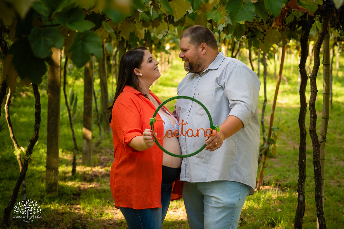 Fernanda – Robson – Joaquim – Caetano – Vinícola Nardello – Tarde de Sol – Campo – Gestante – Grávida – Ensaio Gestante – Felicidade – Amor – Menino – Vida – Pelotas – Quarteto – Fernanda + Robson = Joaquim e Caetano – Antonio Rocha Fotografias – Família 