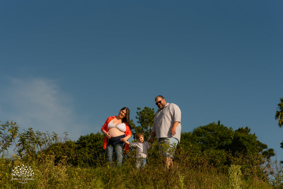 Fernanda – Robson – Joaquim – Caetano – Vinícola Nardello – Tarde de Sol – Campo – Gestante – Grávida – Ensaio Gestante – Felicidade – Amor – Menino – Vida – Pelotas – Quarteto – Fernanda + Robson = Joaquim e Caetano – Antonio Rocha Fotografias – Família 