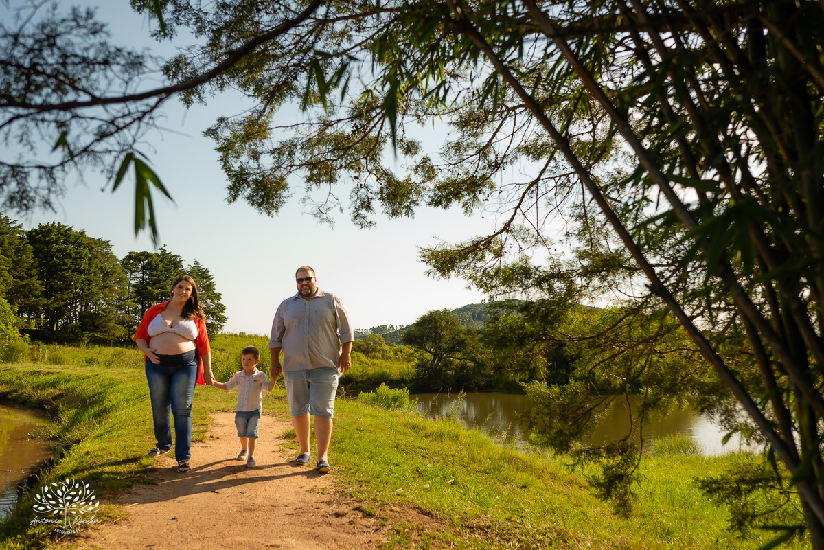 Fernanda – Robson – Joaquim – Caetano – Vinícola Nardello – Tarde de Sol – Campo – Gestante – Grávida – Ensaio Gestante – Felicidade – Amor – Menino – Vida – Pelotas – Quarteto – Fernanda + Robson = Joaquim e Caetano – Antonio Rocha Fotografias – Família 