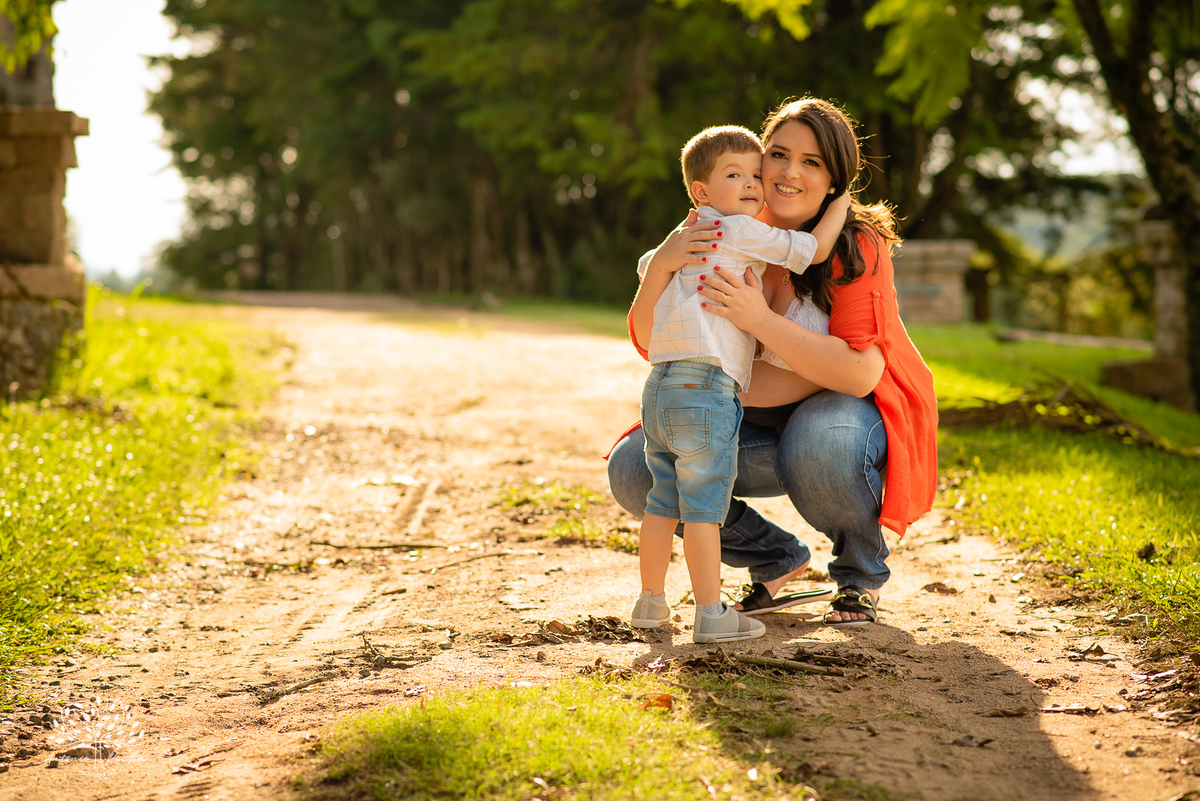 Fernanda – Robson – Joaquim – Caetano – Vinícola Nardello – Tarde de Sol – Campo – Gestante – Grávida – Ensaio Gestante – Felicidade – Amor – Menino – Vida – Pelotas – Quarteto – Fernanda + Robson = Joaquim e Caetano – Antonio Rocha Fotografias – Família 