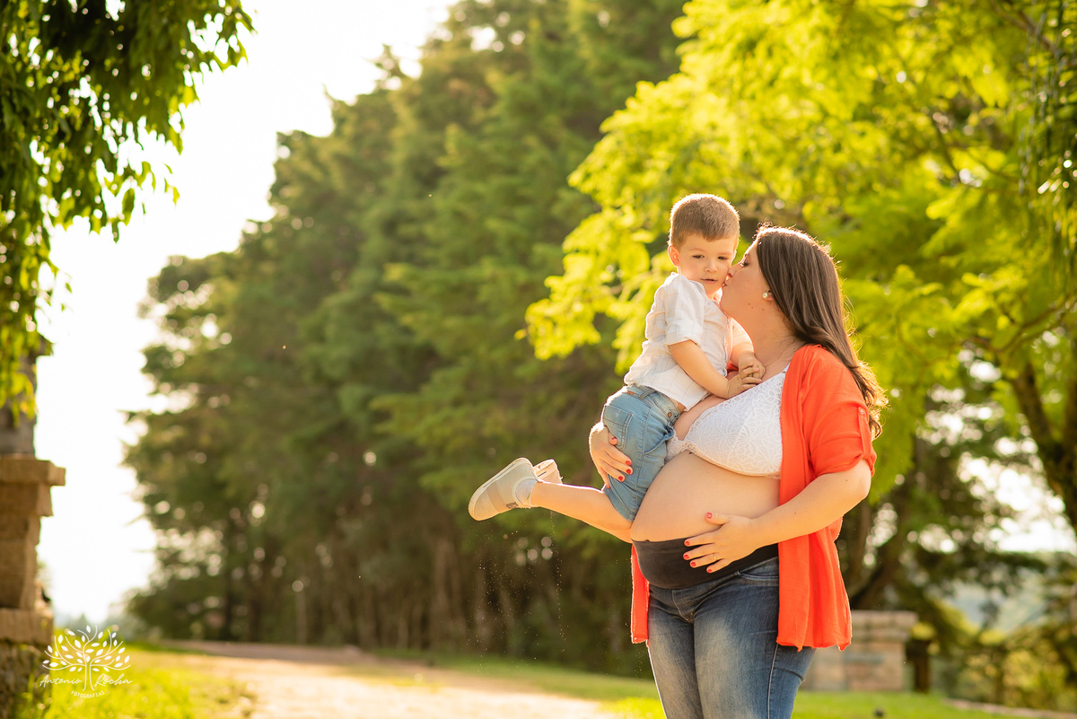 Fernanda – Robson – Joaquim – Caetano – Vinícola Nardello – Tarde de Sol – Campo – Gestante – Grávida – Ensaio Gestante – Felicidade – Amor – Menino – Vida – Pelotas – Quarteto – Fernanda + Robson = Joaquim e Caetano – Antonio Rocha Fotografias – Família 