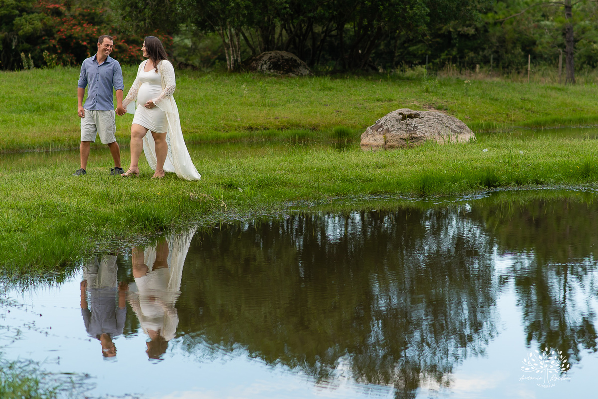 Fabiane – Lucas – Théo – Chácara da Família Fiss – Tarde de Sol – Campo – Gestante – Grávida – Ensaio Gestante – Felicidade – Amor – Menino – Vida – Pelotas – Fabiane + Lucas = Théo – Antonio Rocha Fotografias – Família Linda – Arroio do Padre – Pelotas